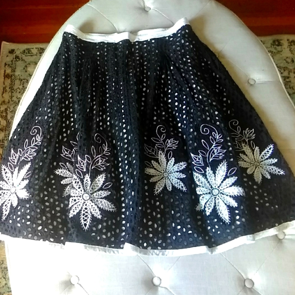 Lapis embroidery skirt.sz M